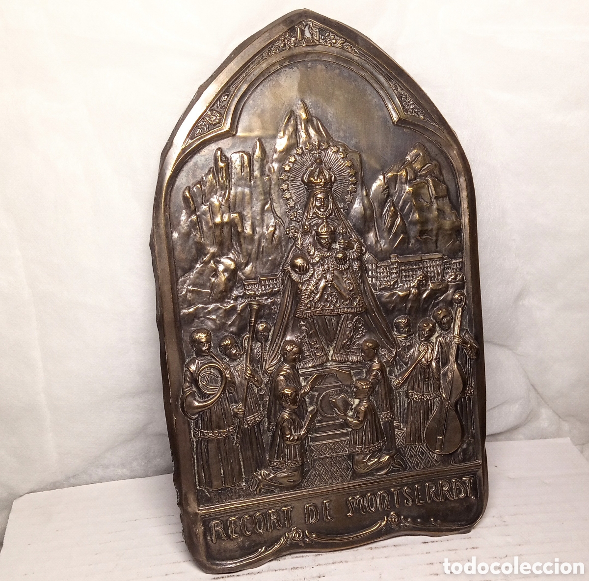 Antig&uuml;edades: Plaf&oacute;n de pared recuerdo de la Virgen de Montserrat 27x17 cms. Bajo relieve en metal.
