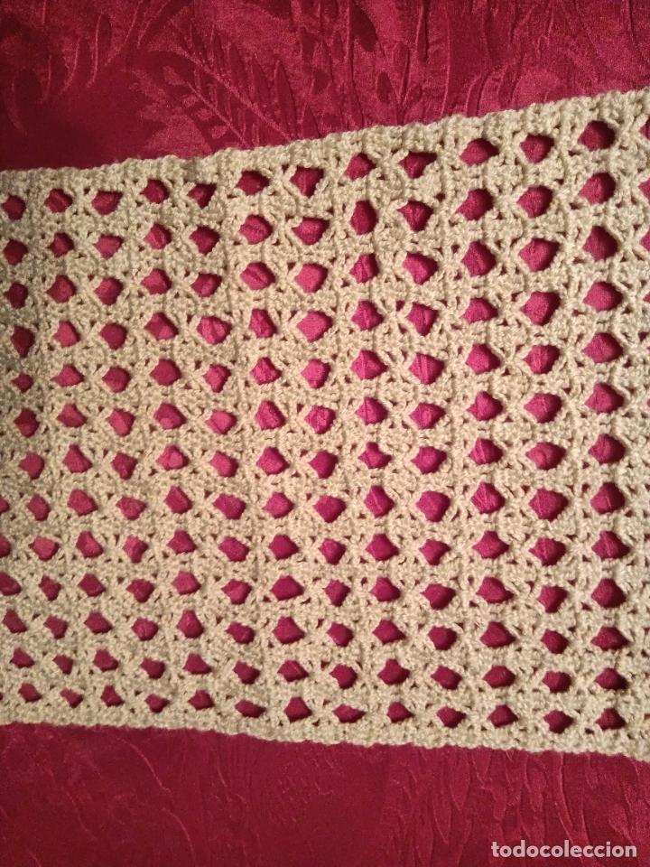 Antig&uuml;edades: Tapete antiguo hecho a mano beige hecho a ganchillo forma rectangular con flecos - Foto 3