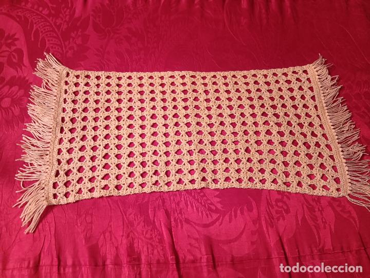Antig&uuml;edades: Tapete antiguo hecho a mano beige hecho a ganchillo forma rectangular con flecos - Foto 1