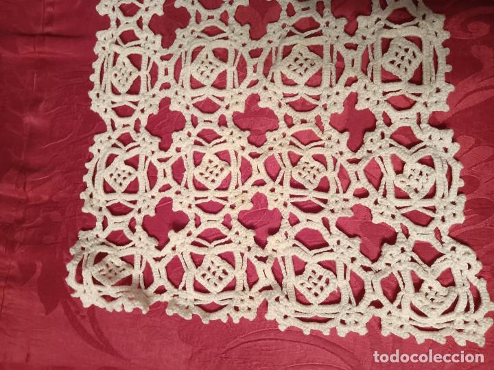 Antig&uuml;edades: Tapete antiguo blanco hecho a mano troquelado forma rectangular con flores - Foto 2