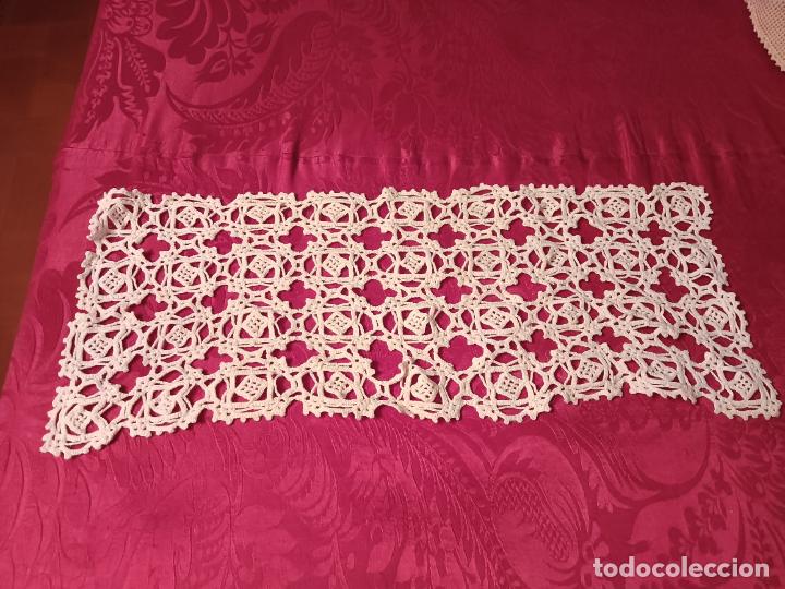 Antig&uuml;edades: Tapete antiguo blanco hecho a mano troquelado forma rectangular con flores - Foto 1