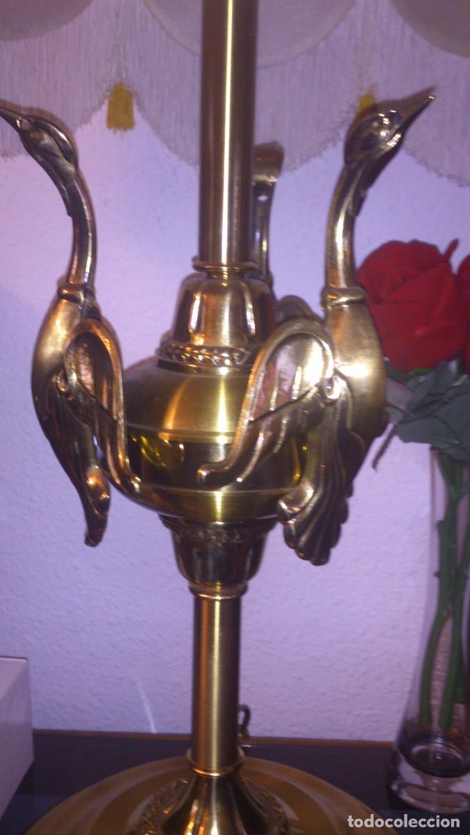 Antig&uuml;edades: L&aacute;mpara de bronce con pantalla en seda y flecos - Foto 3