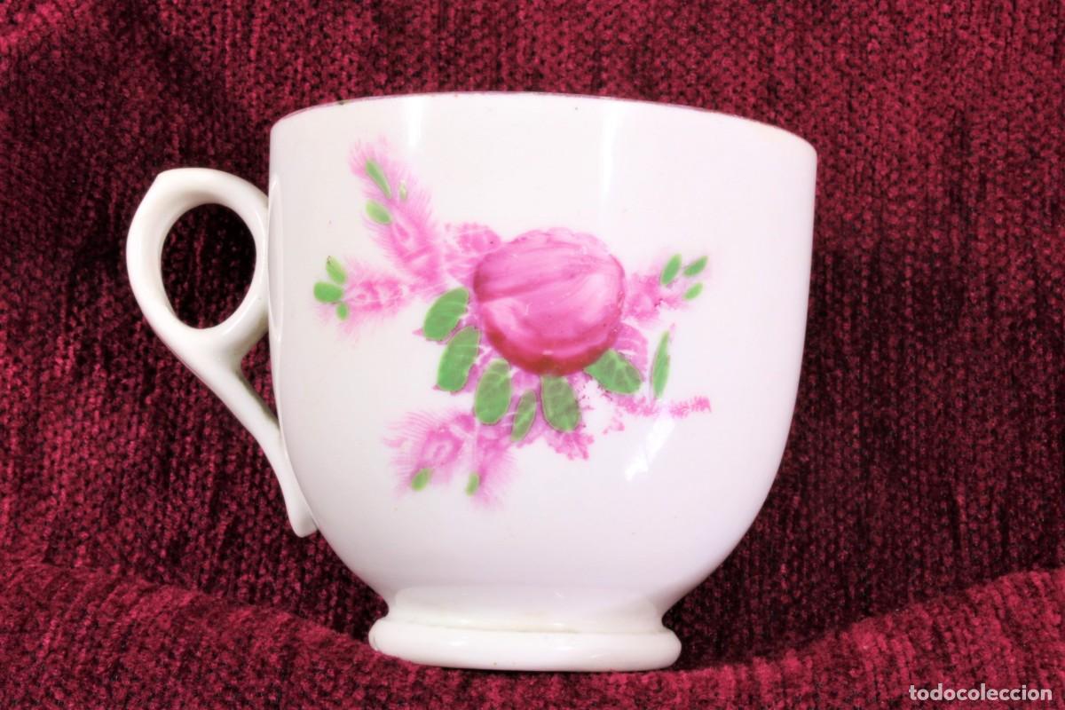 Antiques: Taza porcelana pintada a mano y con calcoman&iacute;a. Hand-painted porcelain mug with decal. S.XX