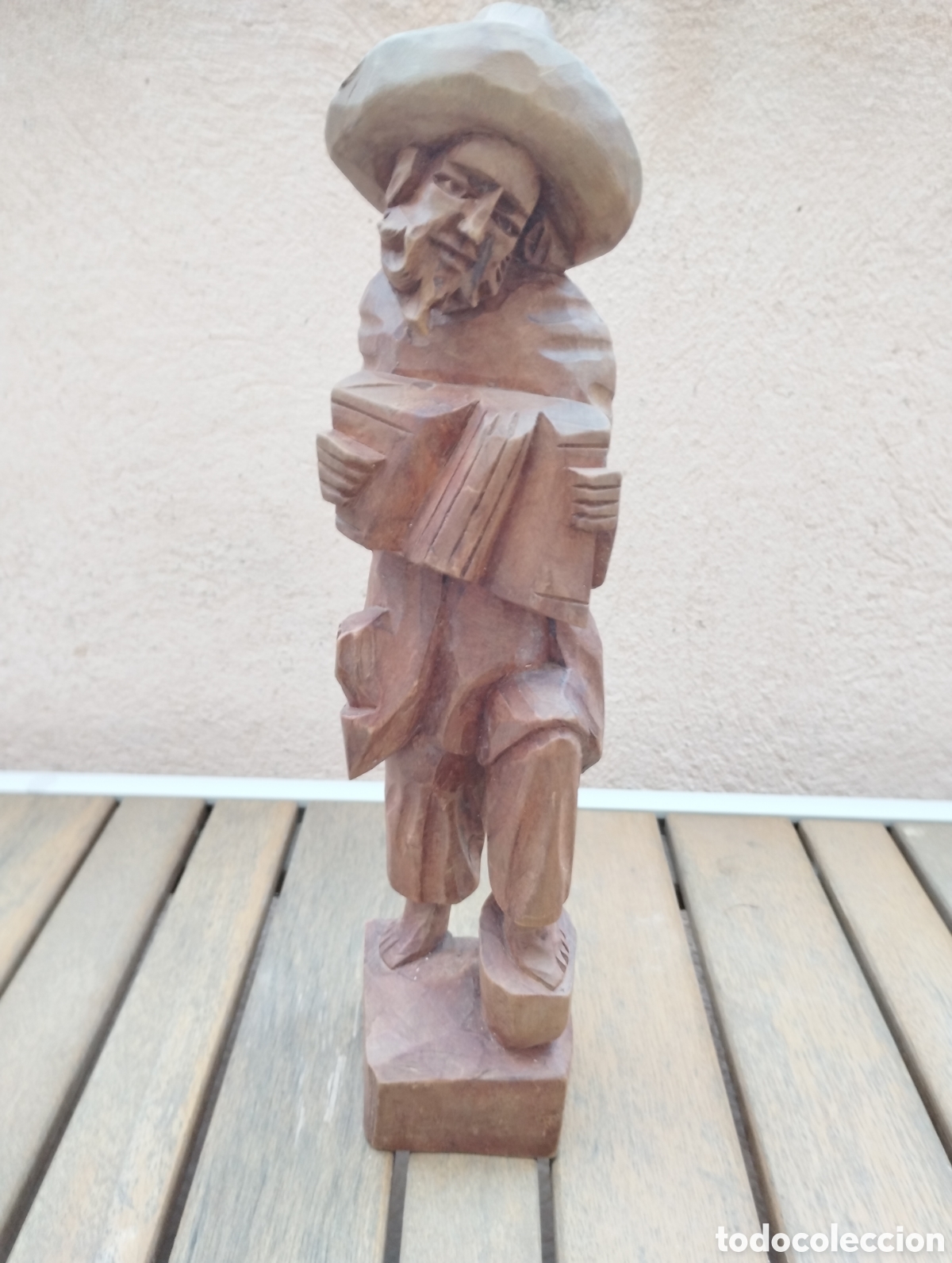 Antiques: Figura de madera de un acordeonista madera qu&eacute; no pesa