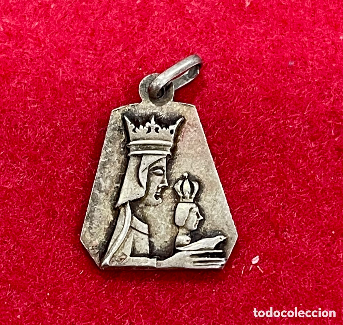 Antig&uuml;edades: Medalla en plata de ley de la virgen de Nuria. - Foto 1