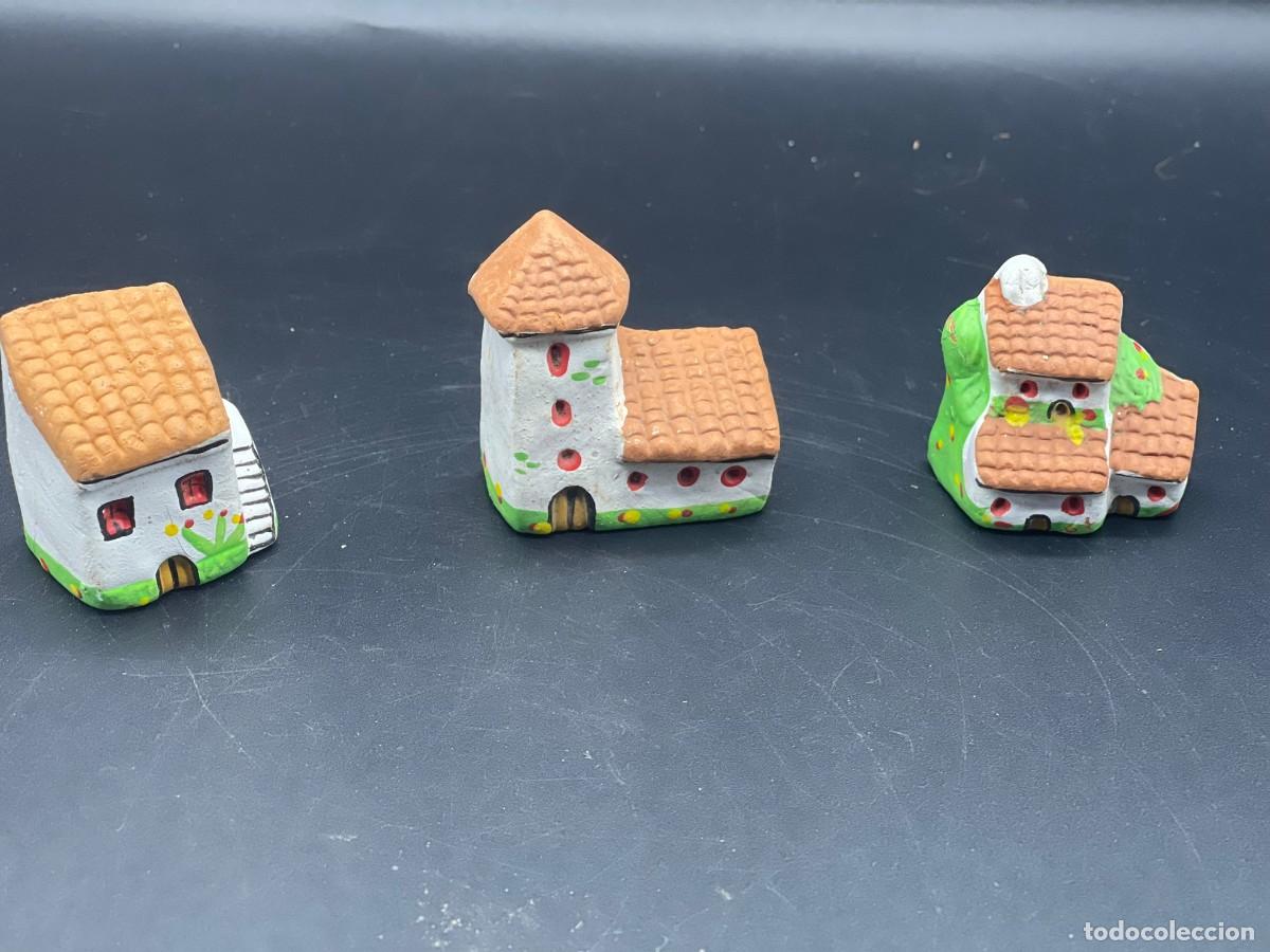 Antig&uuml;edades: JUEGO DE 3 CASITAS DE ARCILLA - Foto 1