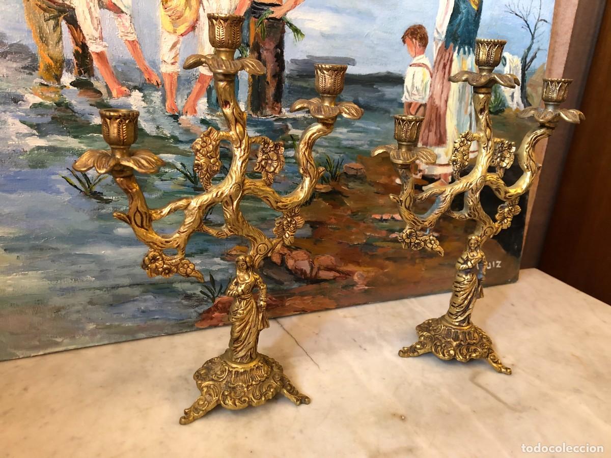 Antig&uuml;edades: Peque&ntilde;a pareja de candelabros en bronce - Foto 2