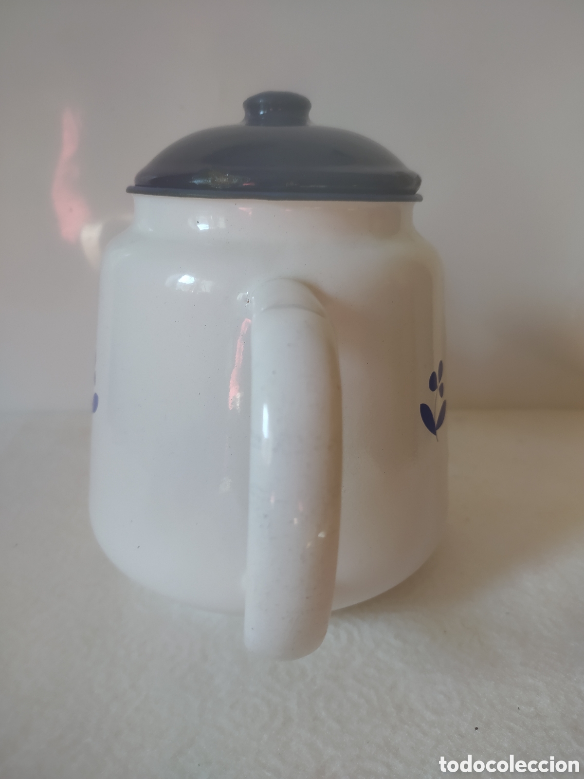 Antig&uuml;edades: Cafetera de hierro esmaltada en blanco y azul decorada - Foto 2