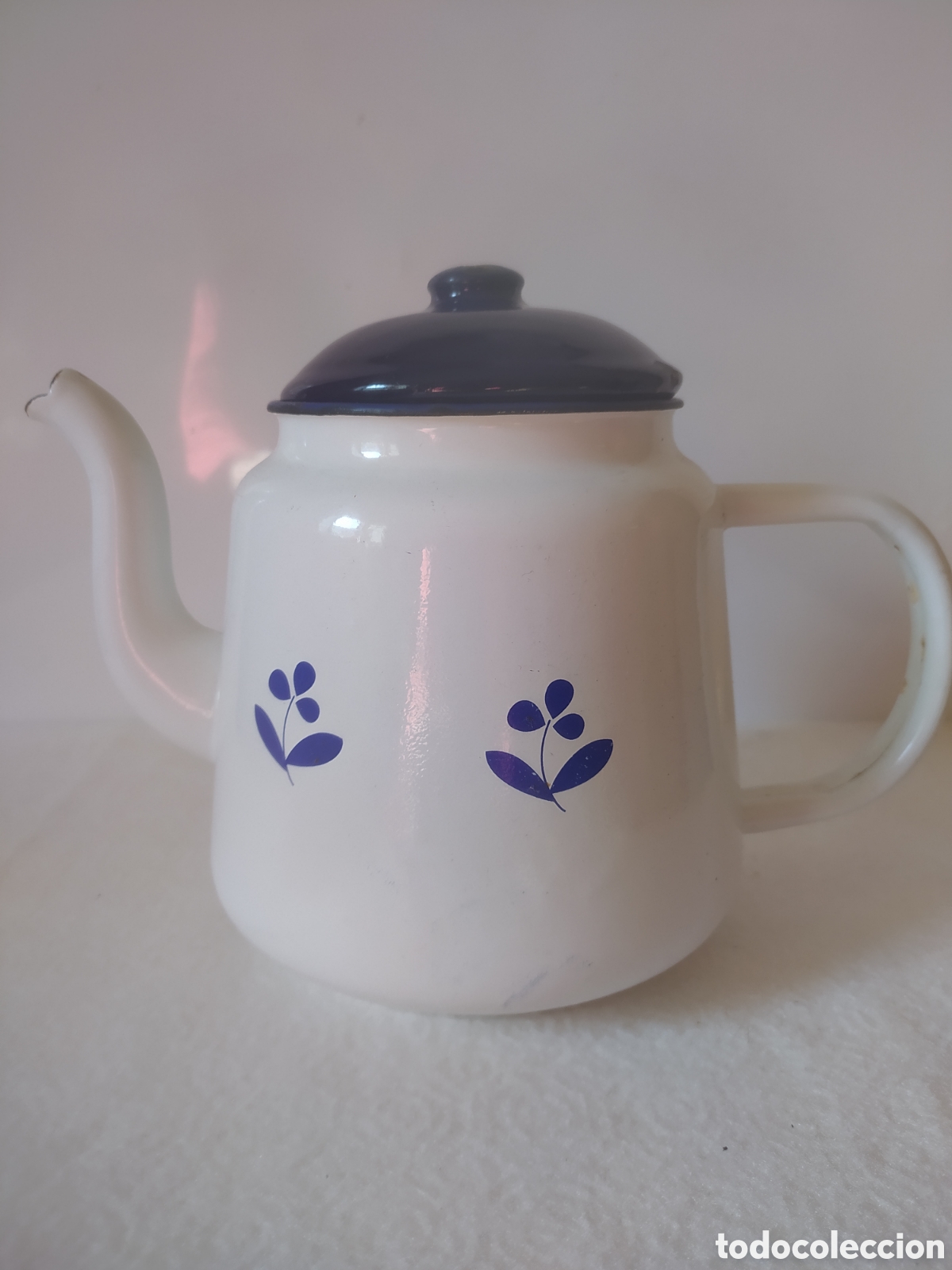 Antig&uuml;edades: Cafetera de hierro esmaltada en blanco y azul decorada - Foto 3