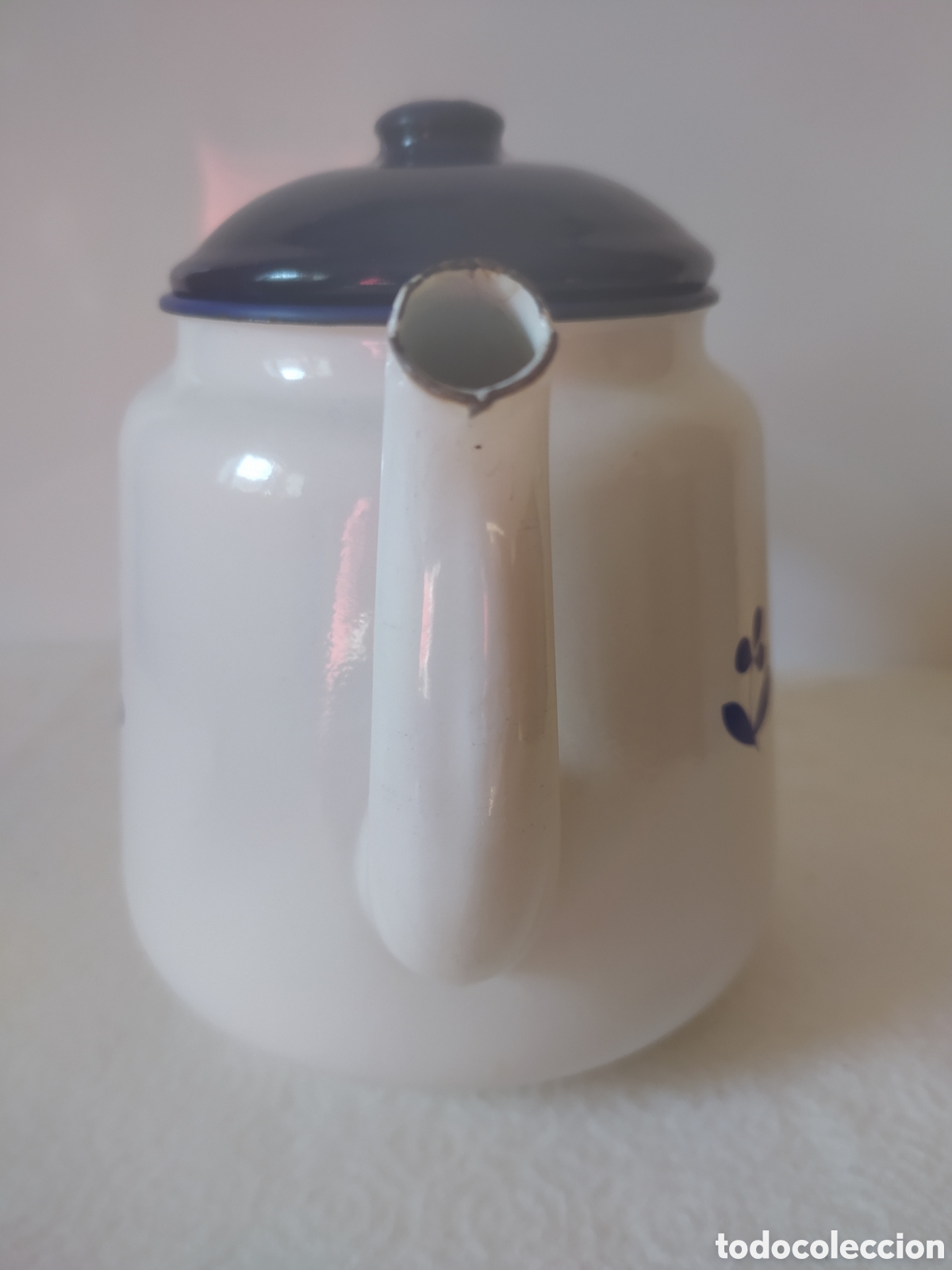 Antig&uuml;edades: Cafetera de hierro esmaltada en blanco y azul decorada - Foto 4