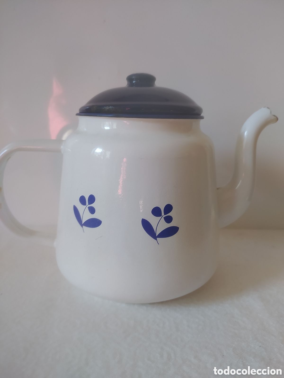Antig&uuml;edades: Cafetera de hierro esmaltada en blanco y azul decorada - Foto 1