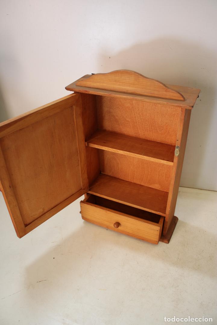 Antig&uuml;edades: armario peque&ntilde;o de madera - Foto 2