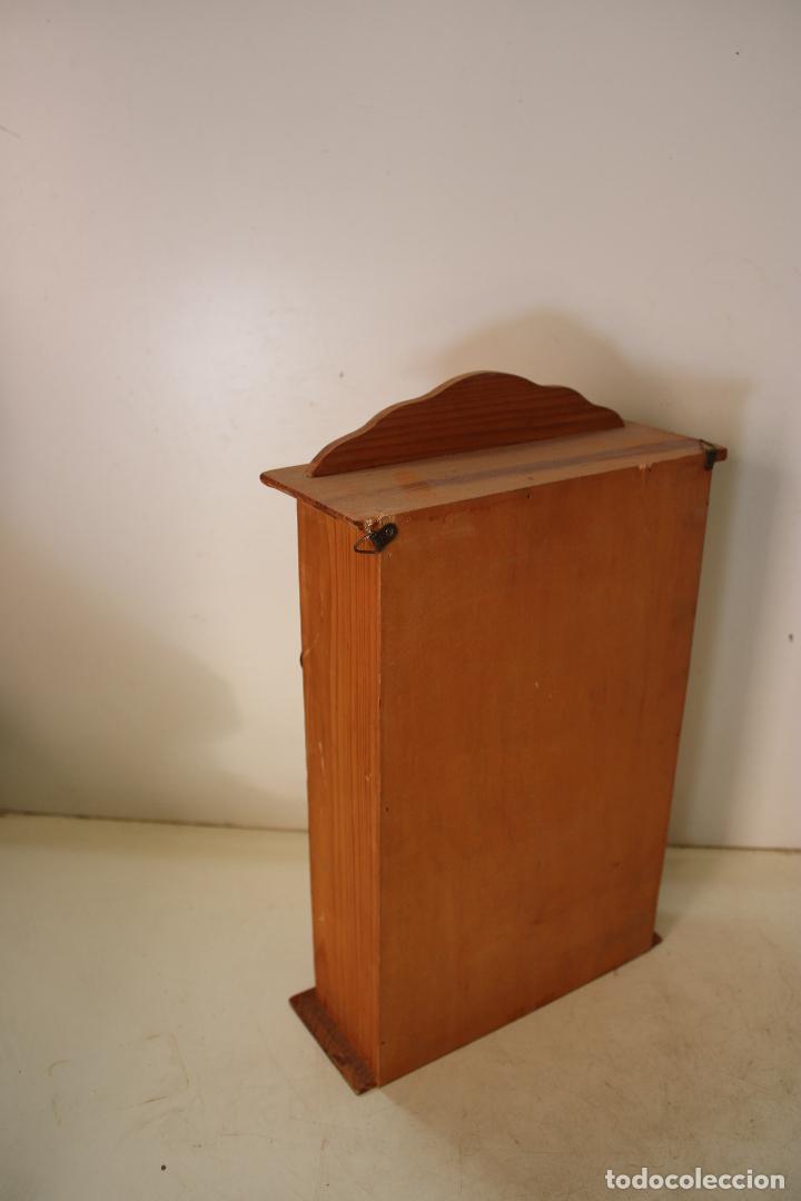 Antig&uuml;edades: armario peque&ntilde;o de madera - Foto 3