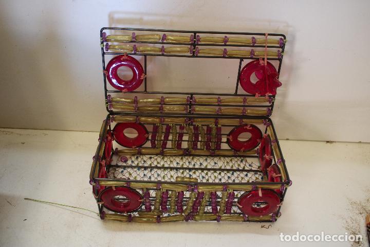 Antig&uuml;edades: caja rosa cristales plastico - Foto 3