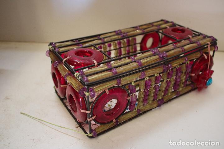Antig&uuml;edades: caja rosa cristales plastico - Foto 4