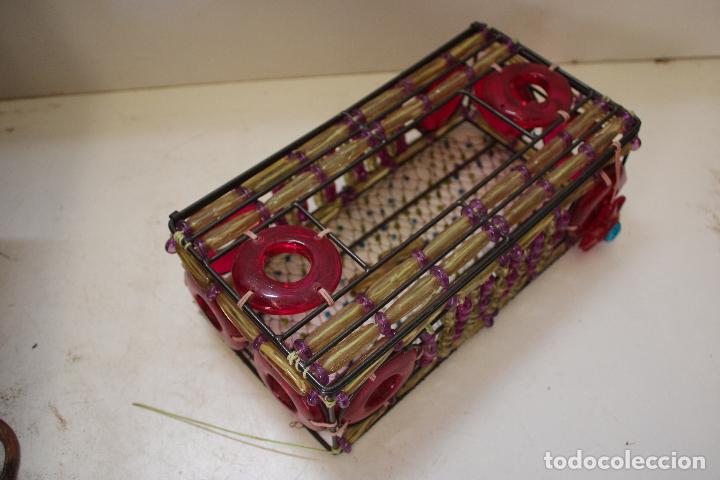 Antig&uuml;edades: caja rosa cristales plastico - Foto 5