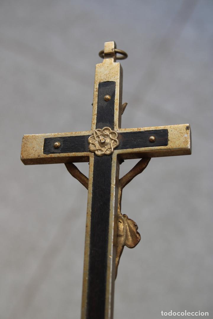 Antig&uuml;edades: crucifijo de metal - Foto 3
