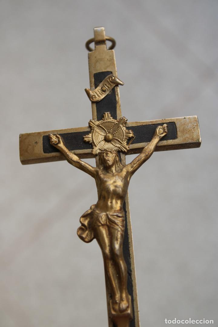 Antig&uuml;edades: crucifijo de metal - Foto 1