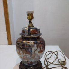 Antigüedades: PRECIOSA LAMPARA ANTIGUA JAPONESA CON PEANA DE MADERA. Lote 400441209
