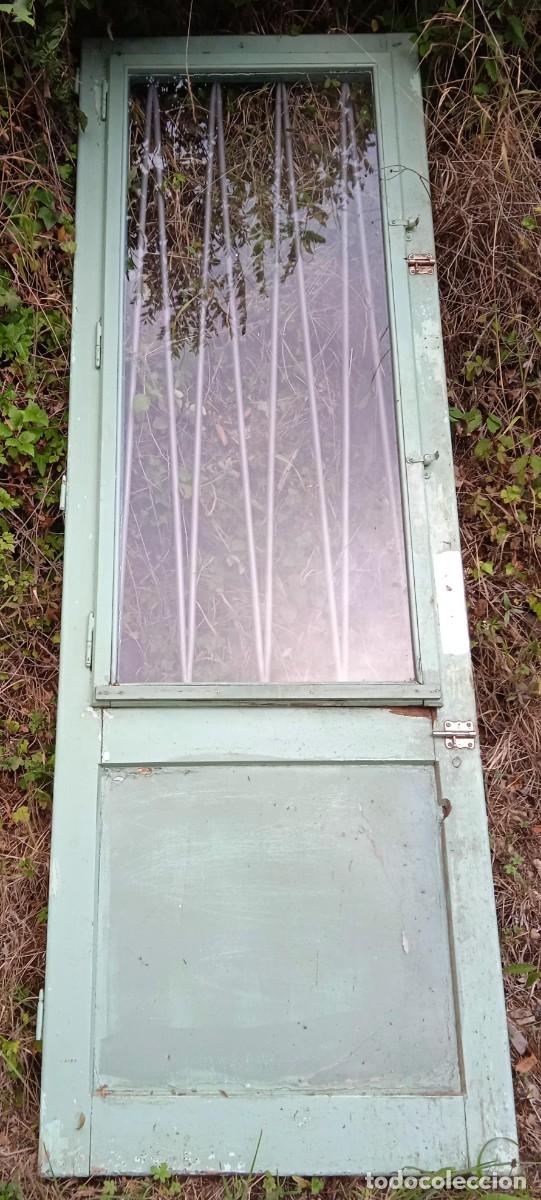 Antig&uuml;edades: PUERTA DE MADERA CON REJA - Foto 1