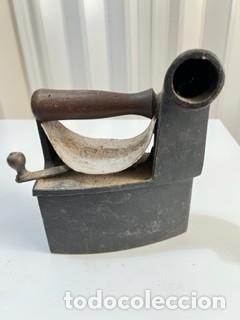 Antig&uuml;edades: ANTIGUA PLANCHA DE CARBON CON CHIMENEA Y MANGO DE MADERA - Foto 1