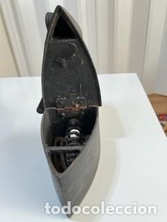 Antig&uuml;edades: ANTIGUA PLANCHA DE CARBON CON CHIMENEA Y MANGO DE MADERA - Foto 2