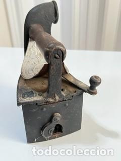 Antig&uuml;edades: ANTIGUA PLANCHA DE CARBON CON CHIMENEA Y MANGO DE MADERA - Foto 3