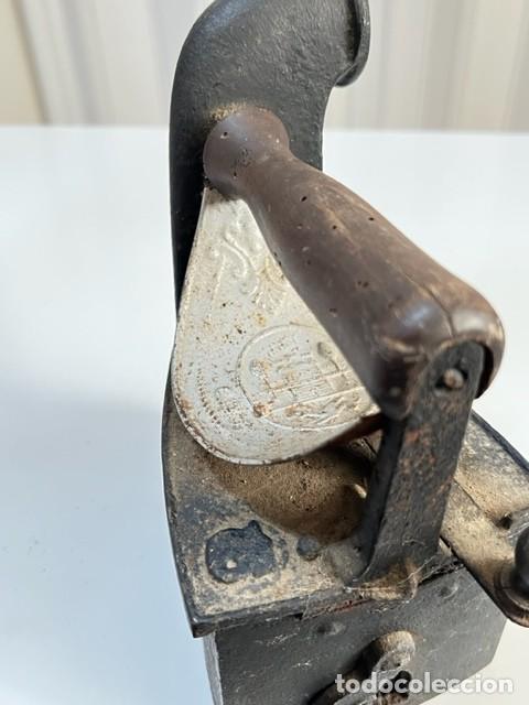 Antig&uuml;edades: ANTIGUA PLANCHA DE CARBON CON CHIMENEA Y MANGO DE MADERA - Foto 4