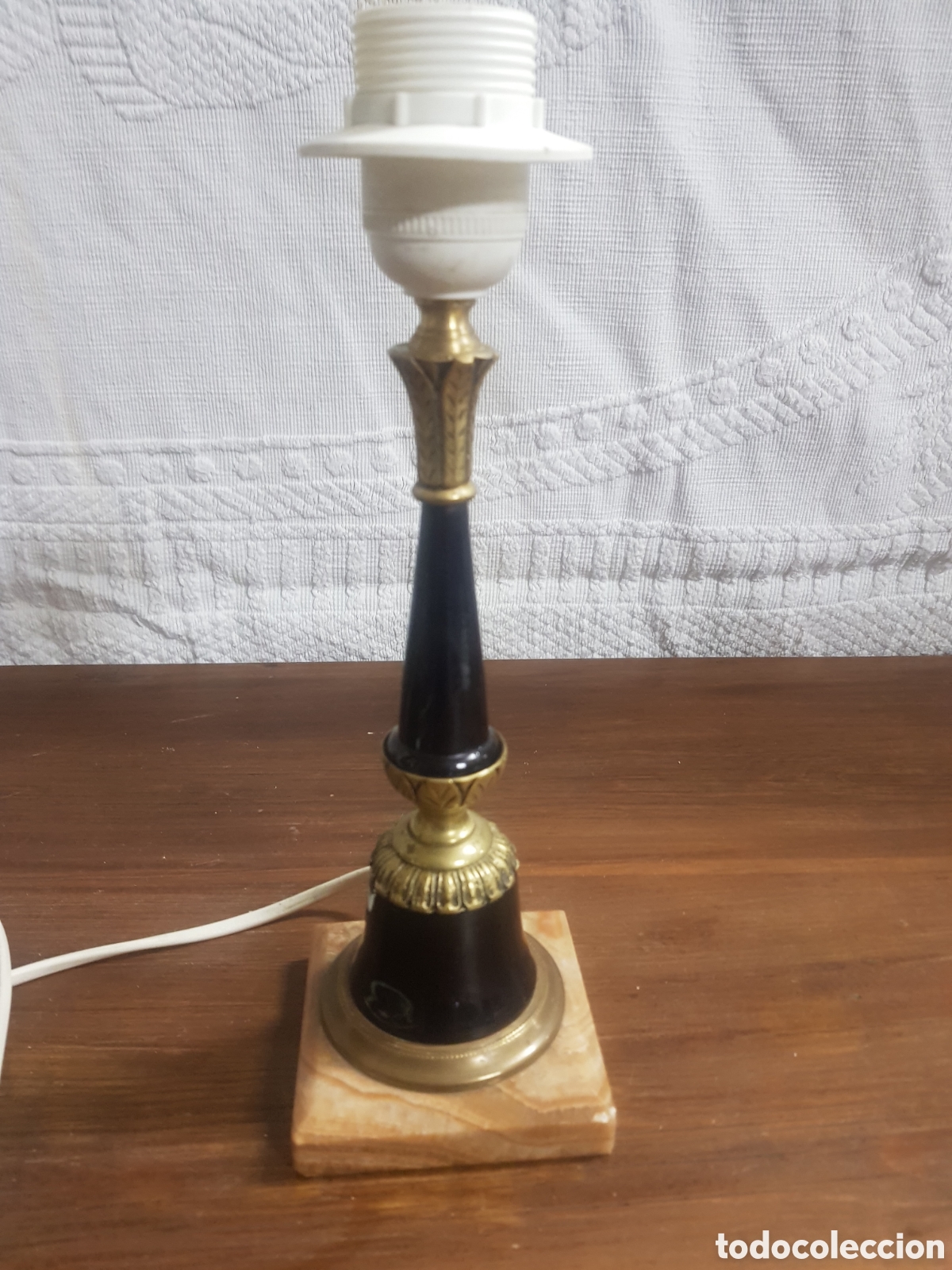 Antig&uuml;edades: Lamparilla pie de m&aacute;rmol y bronce - Foto 1
