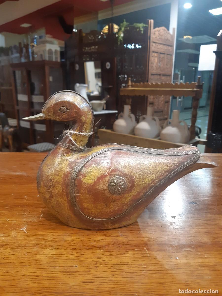 Antig&uuml;edades: PATO DE MADERA CON LATON/BRONCE. - Foto 1