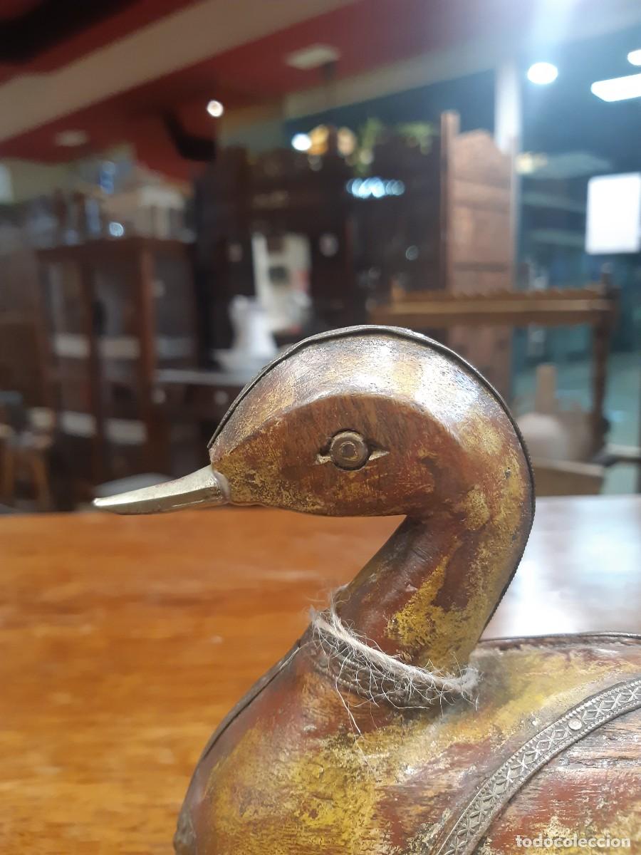 Antig&uuml;edades: PATO DE MADERA CON LATON/BRONCE. - Foto 3