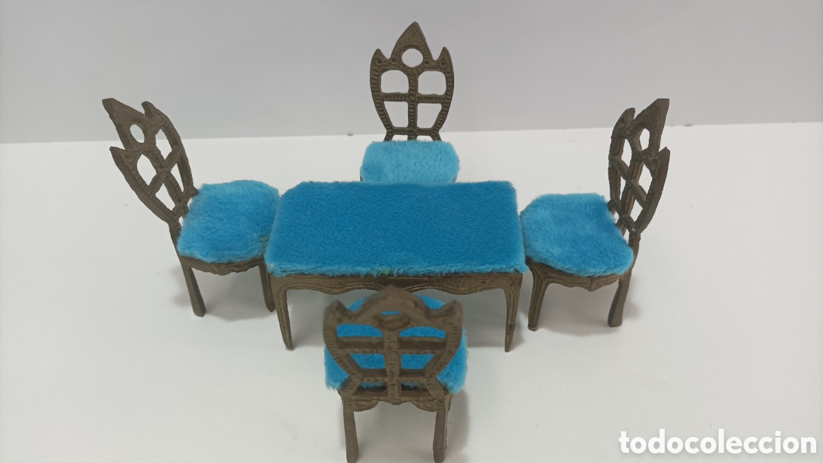 Antig&uuml;edades: Mesa y sillas peque&ntilde;as de Lat&oacute;n - Foto 2