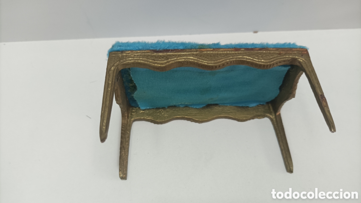 Antig&uuml;edades: Mesa y sillas peque&ntilde;as de Lat&oacute;n - Foto 4