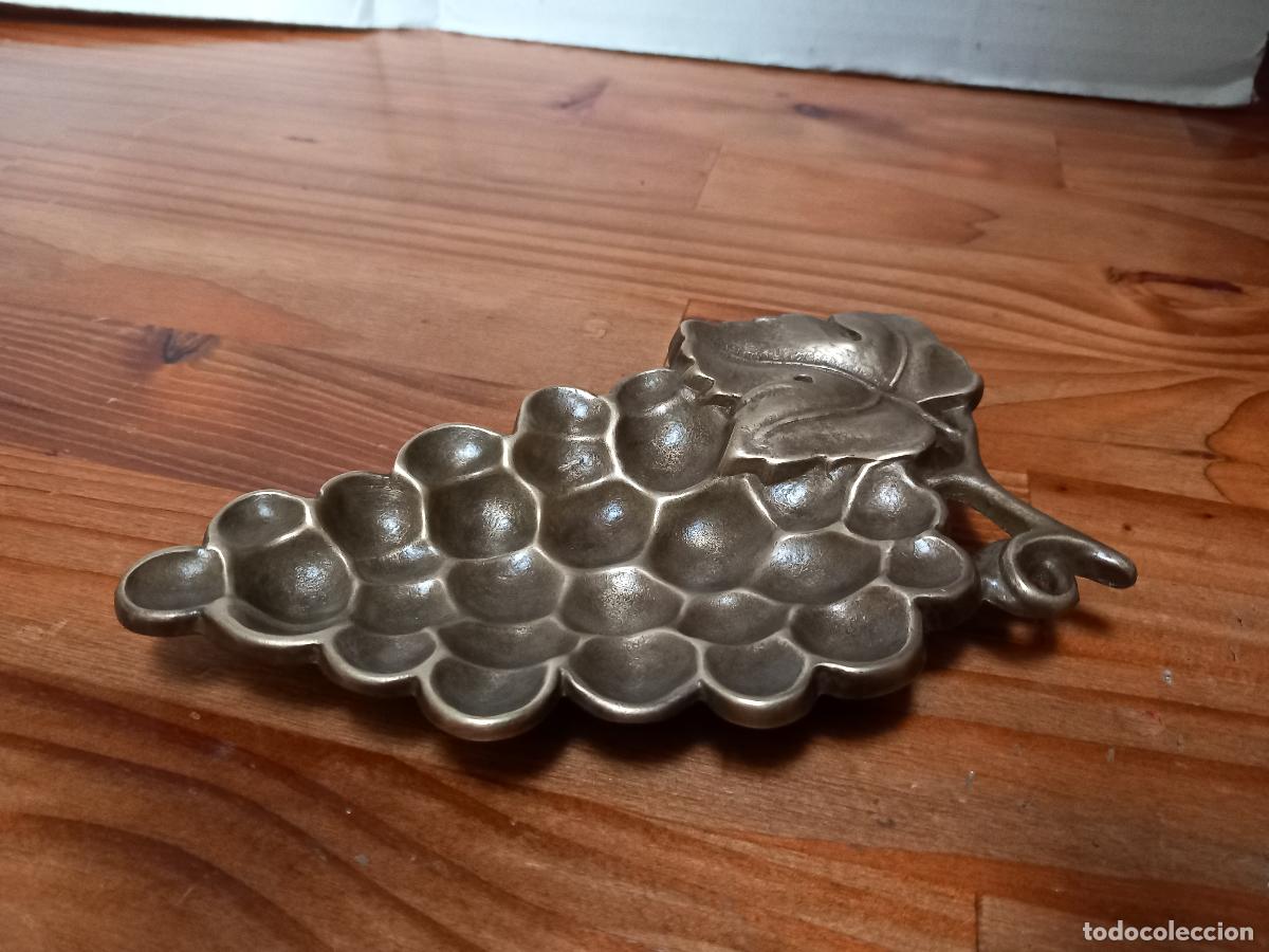 Antiques: Bandeja racimo de uvas en bronce, marca Vizzani. 15x10cm.