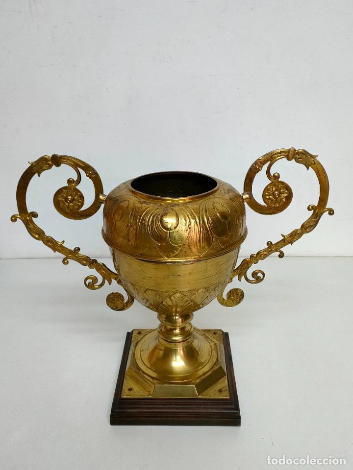 Antig&uuml;edades: Preciosa Gran Copa, Jarr&oacute;n - Bronce - Con Peana de Madera - Foto 2