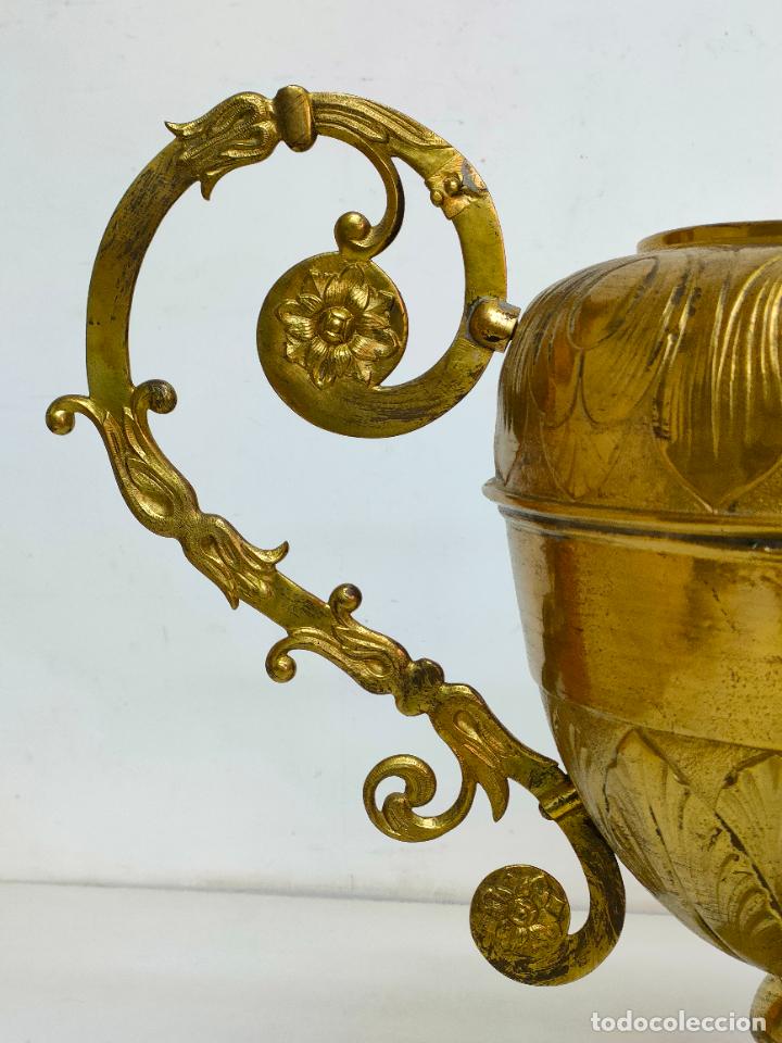 Antig&uuml;edades: Preciosa Gran Copa, Jarr&oacute;n - Bronce - Con Peana de Madera - Foto 4