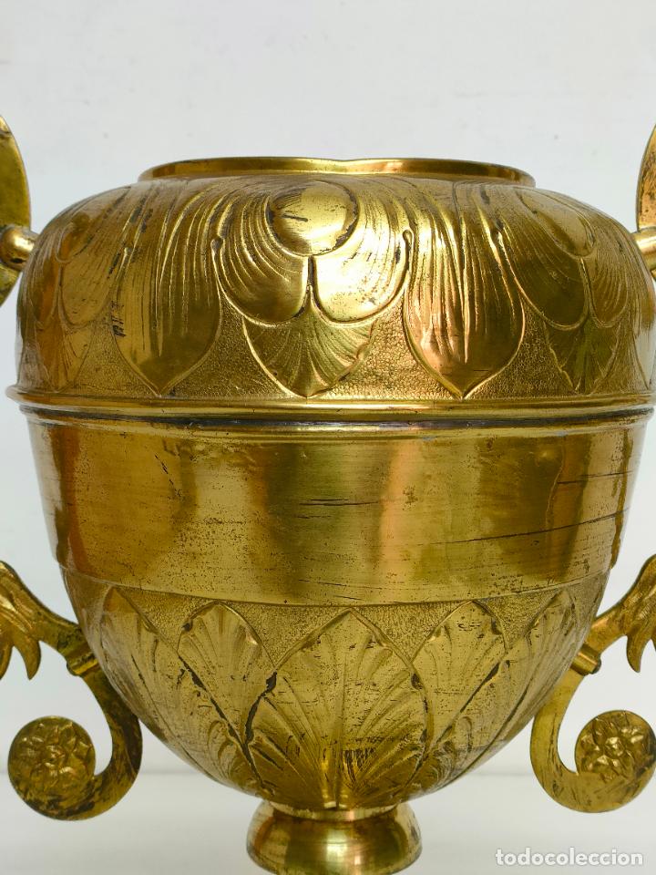 Antig&uuml;edades: Preciosa Gran Copa, Jarr&oacute;n - Bronce - Con Peana de Madera - Foto 5