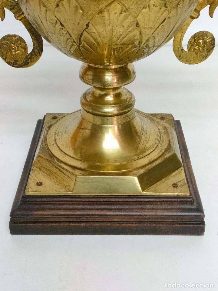 Antig&uuml;edades: Preciosa Gran Copa, Jarr&oacute;n - Bronce - Con Peana de Madera - Foto 7