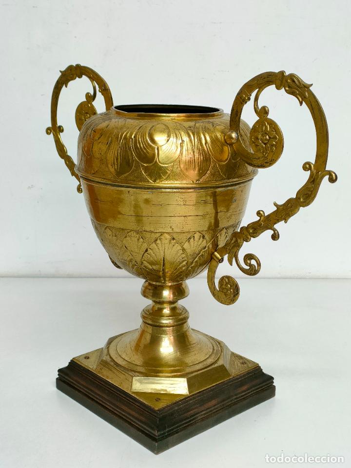Antig&uuml;edades: Preciosa Gran Copa, Jarr&oacute;n - Bronce - Con Peana de Madera - Foto 8