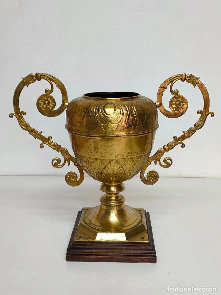 Antig&uuml;edades: Preciosa Gran Copa, Jarr&oacute;n - Bronce - Con Peana de Madera - Foto 13