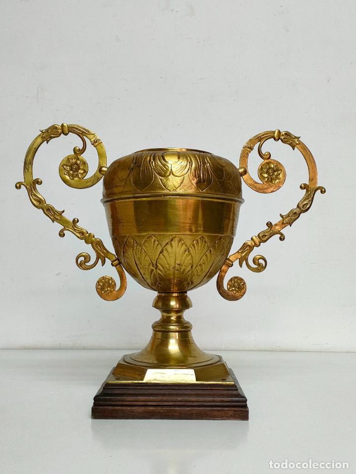 Antig&uuml;edades: Preciosa Gran Copa, Jarr&oacute;n - Bronce - Con Peana de Madera - Foto 14