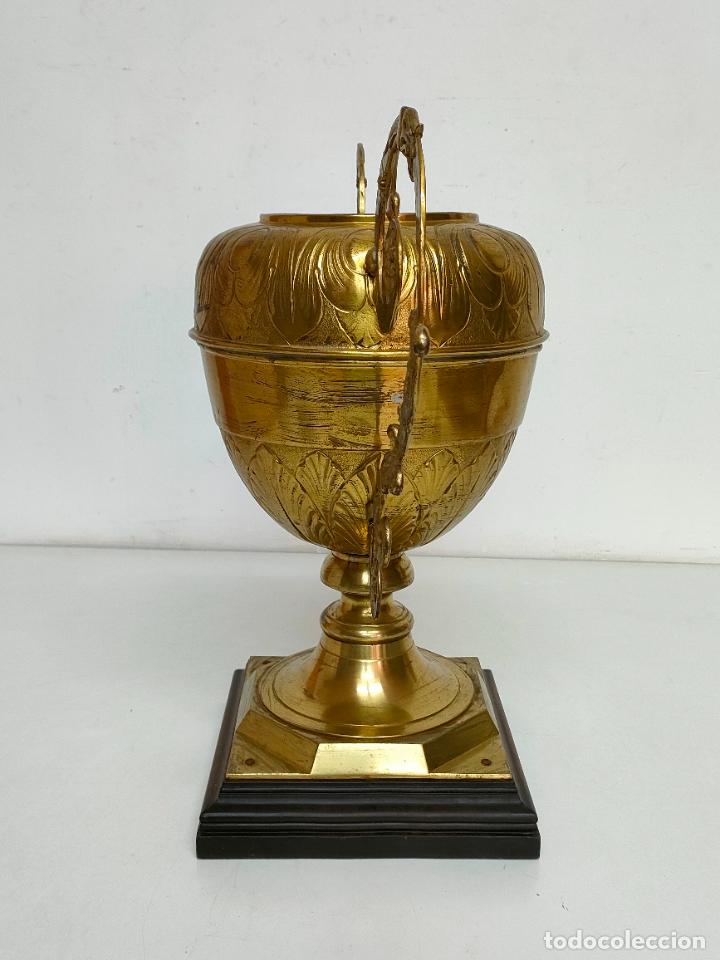 Antig&uuml;edades: Preciosa Gran Copa, Jarr&oacute;n - Bronce - Con Peana de Madera - Foto 15