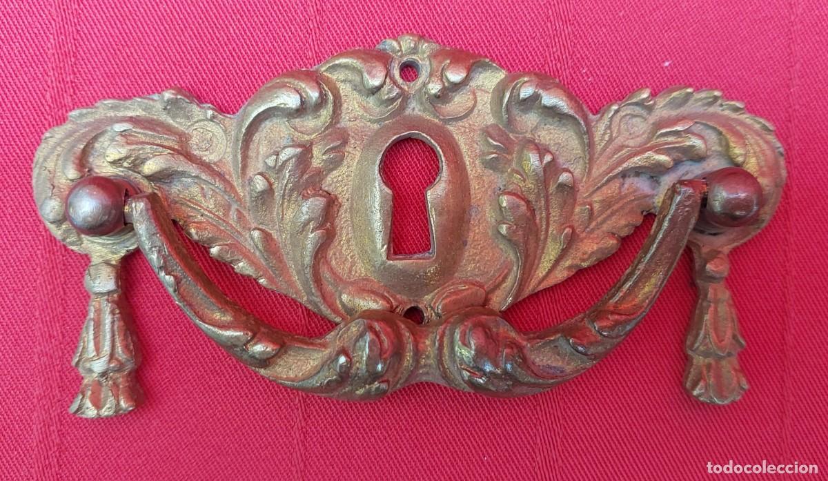 Antig&uuml;edades: TIRADOR BOCA LLAVE DE BRONCE - Foto 2