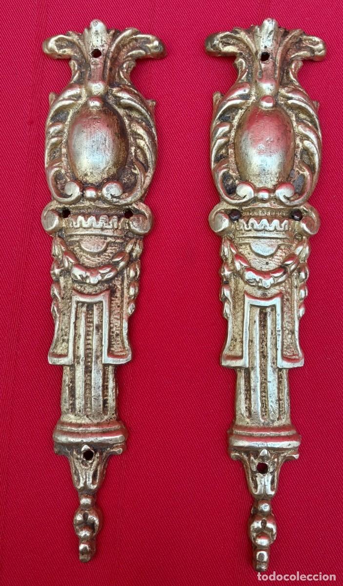 Antig&uuml;edades: PAREJA DE ADORNOS DE BRONCE - Foto 1