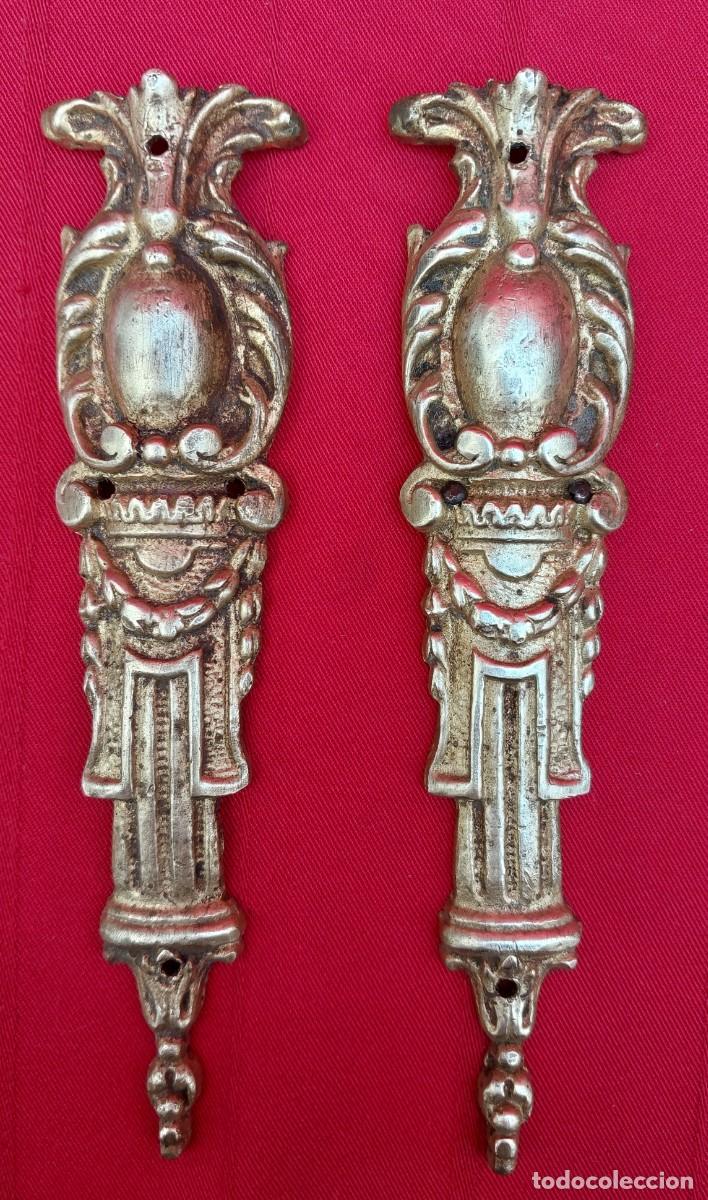 Antig&uuml;edades: PAREJA DE ADORNOS DE BRONCE - Foto 2