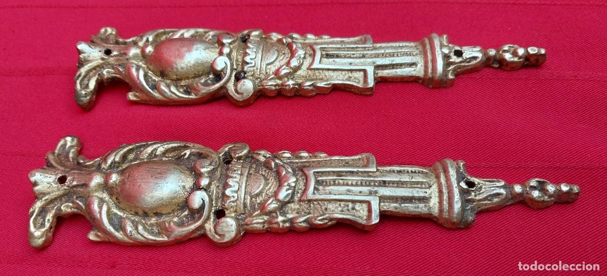 Antig&uuml;edades: PAREJA DE ADORNOS DE BRONCE - Foto 3