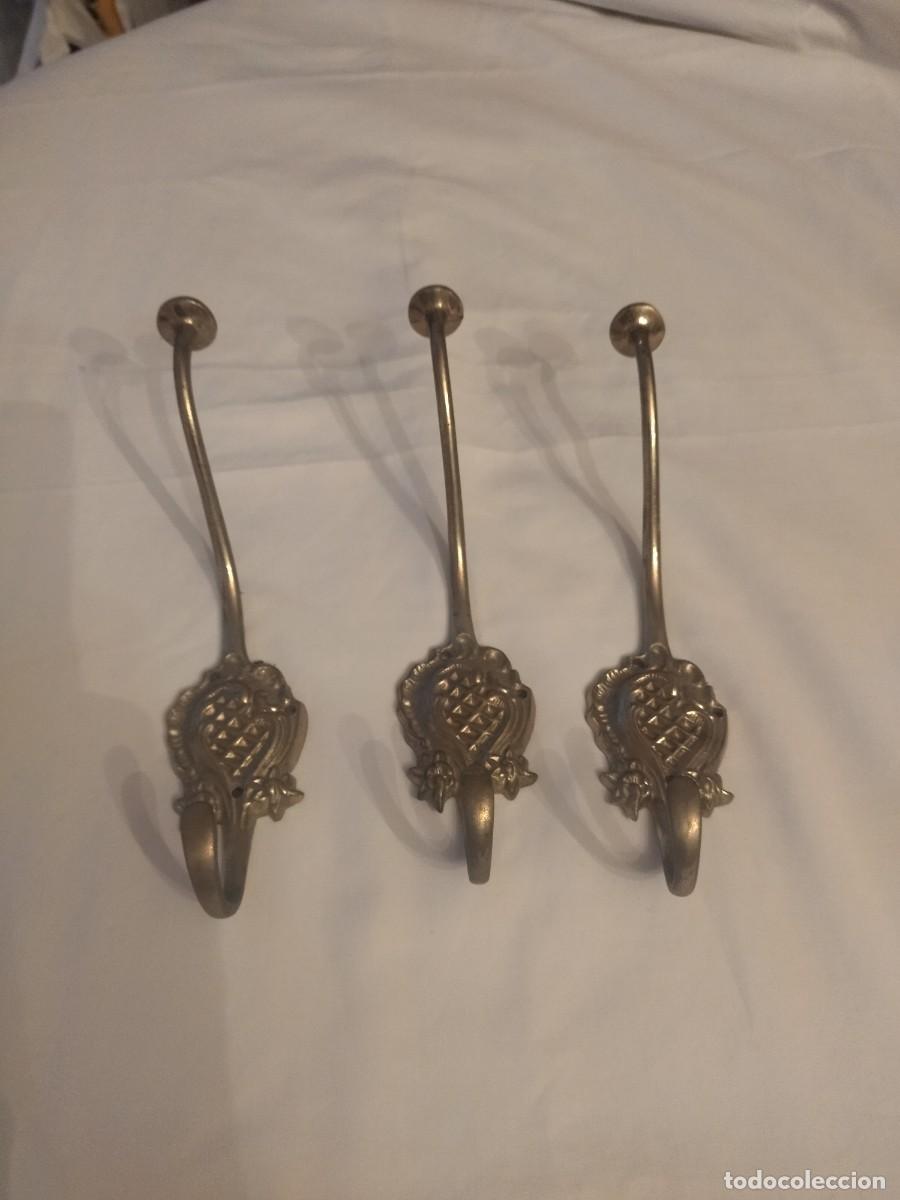 Antig&uuml;edades: Lote de 3 percheros de pared de bronce. - Foto 1