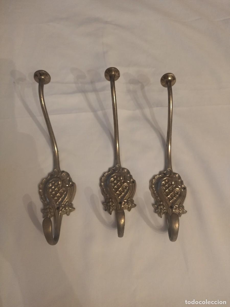 Antig&uuml;edades: Lote de 3 percheros de pared de bronce. - Foto 2