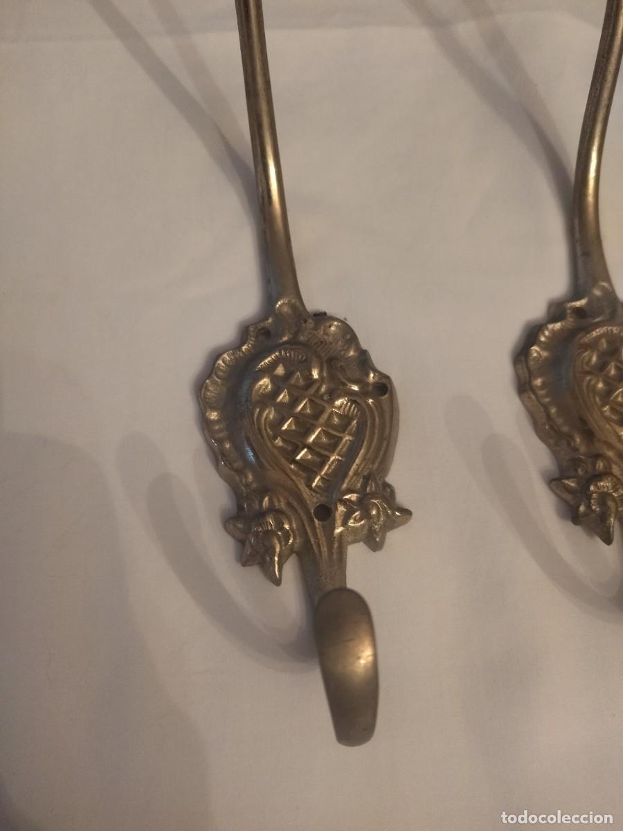 Antig&uuml;edades: Lote de 3 percheros de pared de bronce. - Foto 3