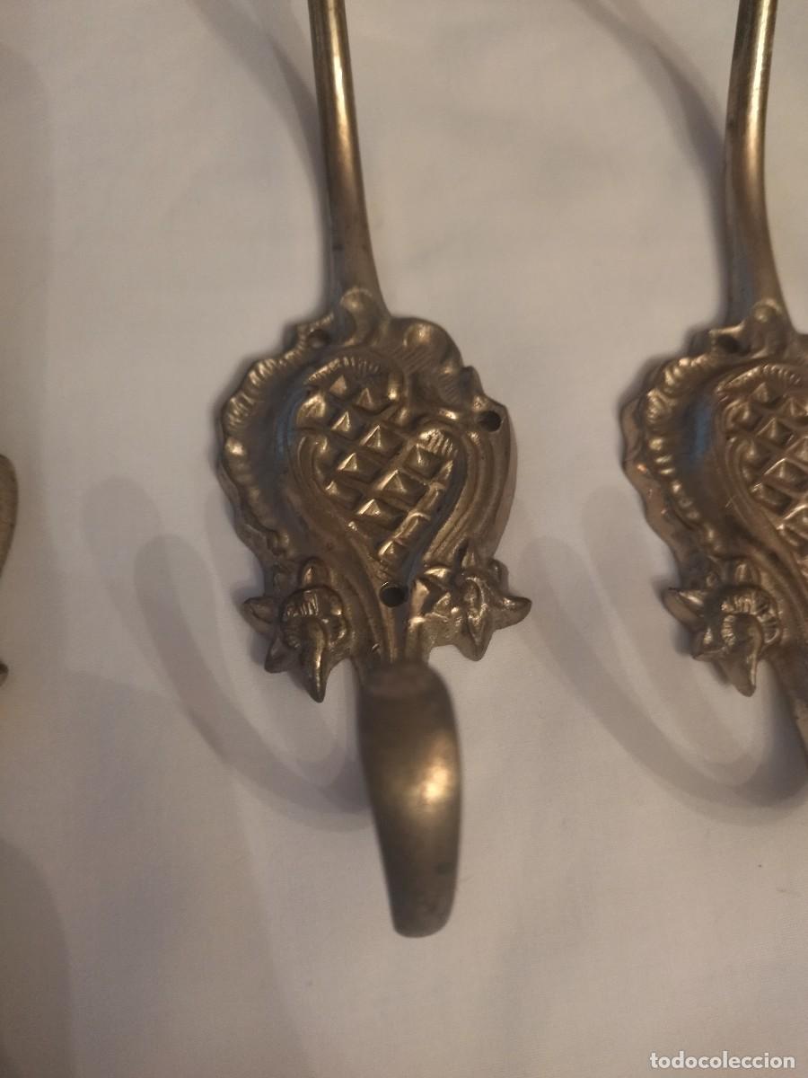 Antig&uuml;edades: Lote de 3 percheros de pared de bronce. - Foto 4